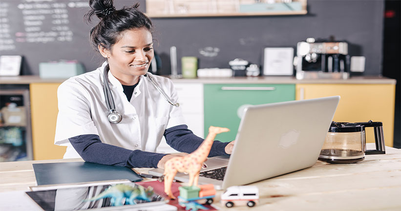 mujer con computadora portátil en uniforme médico 