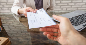 Señora entregando un cheque 
