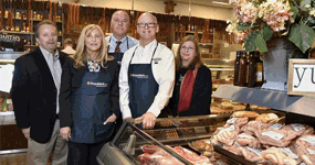 Grupo de pie en un mercado de carne 