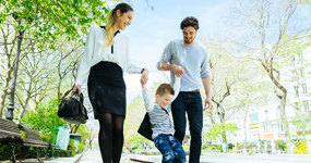 Familia con un niño en camino al trabajo 